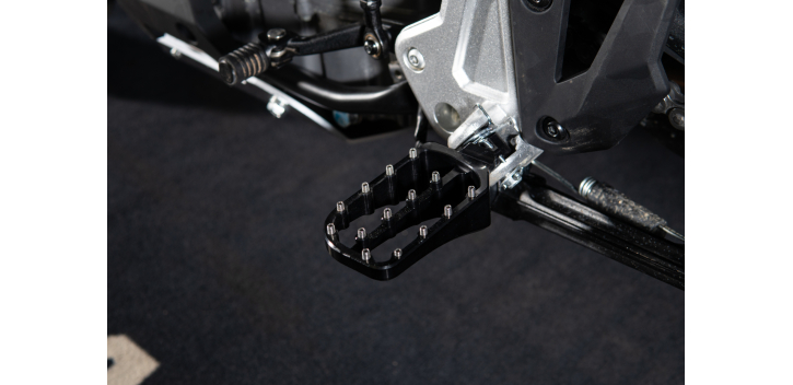 CFMOTO 450 MT-R/X širšie a nižšie stupačky